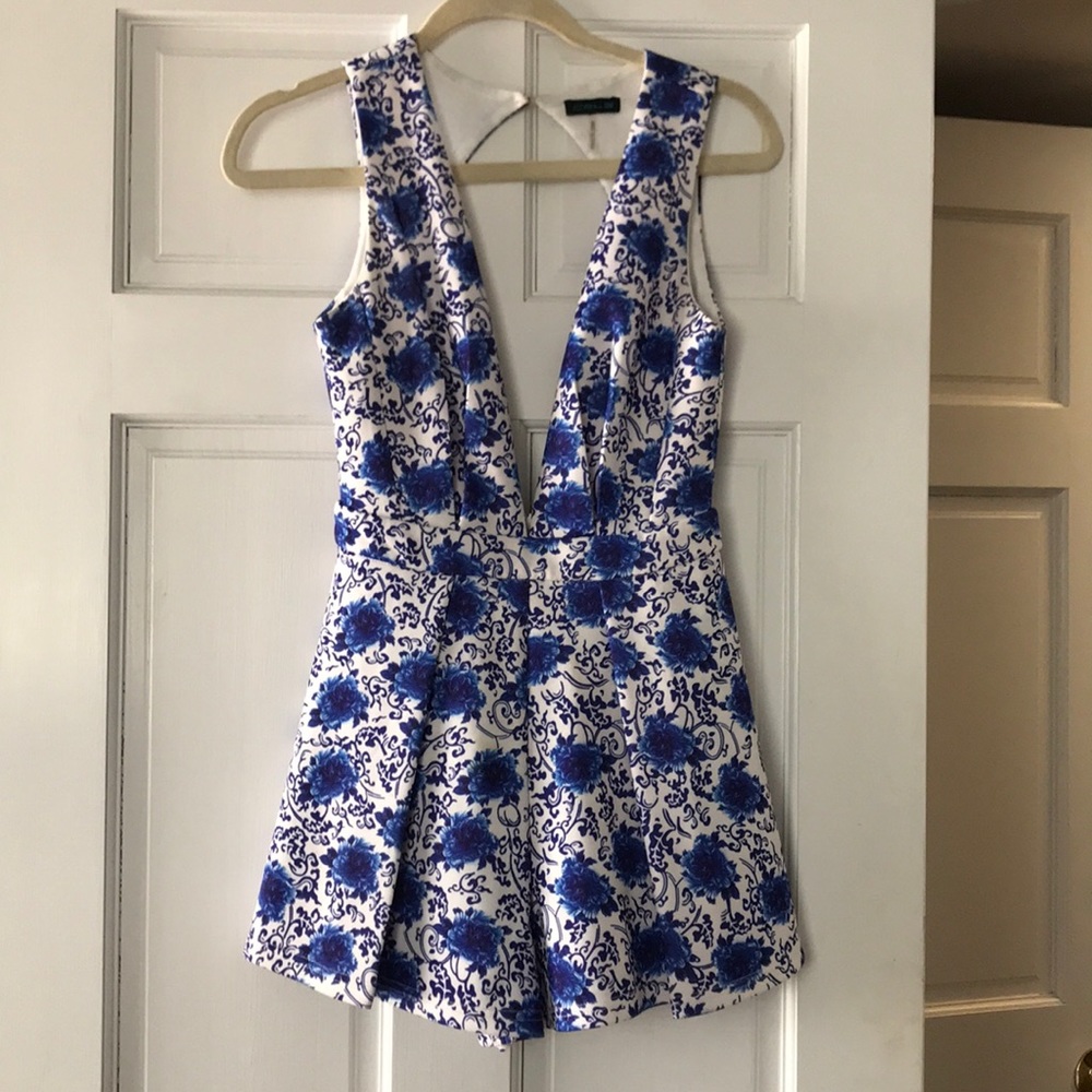 Floral v-neck backless romper